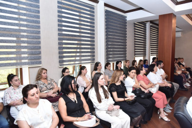 Nəsimi rayonunda respublikanın ali təhsil müəssisələrinə qəbul imtahanlarında rayon üzrə yüksək bal toplayan məzunlarla görüş keçirilib