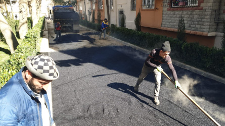 Nəsimi rayonunda məhəllədaxili yollarda asfaltlaşma işləri davam etdirilir.